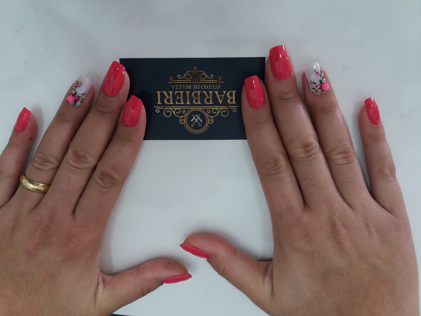 Nail art feita no Studio De Beleza Barbieri, sobre cartão da marca