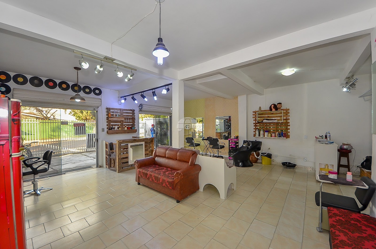 Outro ambiente do Studio De Beleza Barbieri, com espaço aberto e decoração retrô