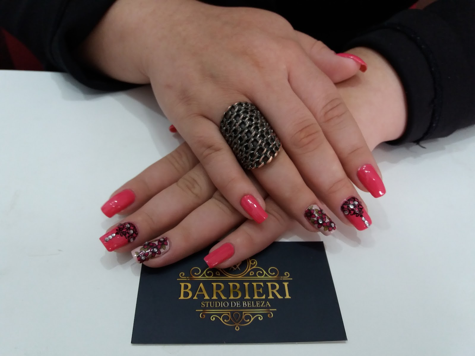 Nail art com pedras feita no Studio De Beleza Barbieri, sobre cartão da marca