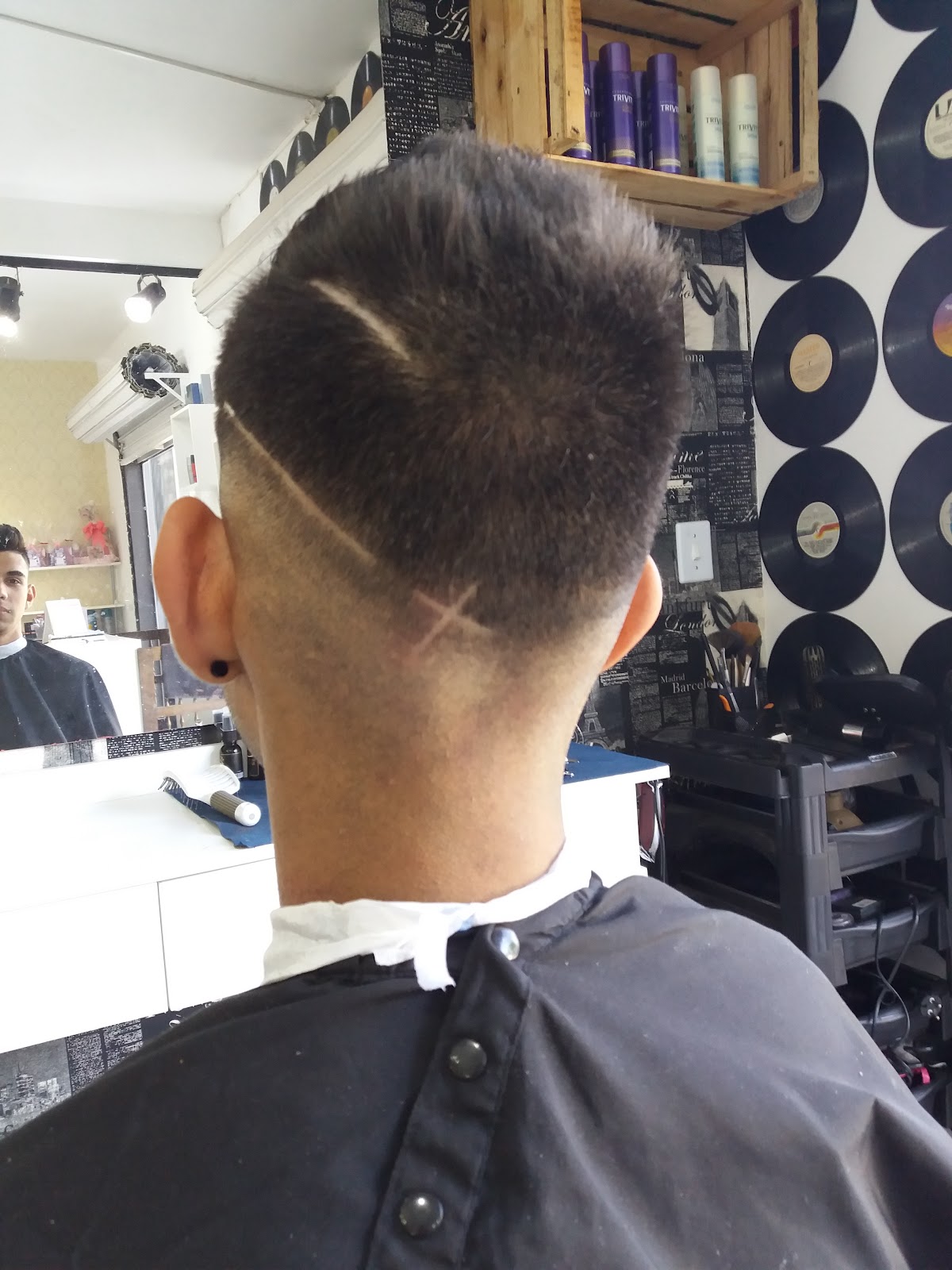 Corte masculino com desenho na nuca feito no Studio De Beleza Barbieri